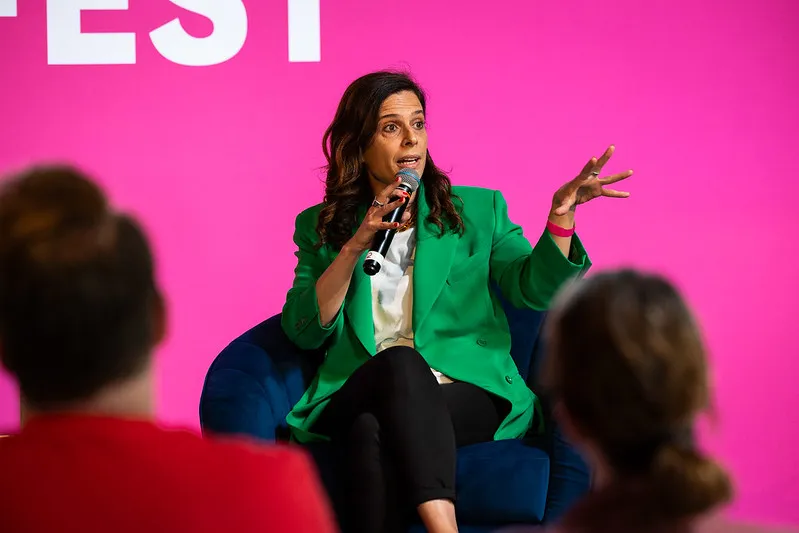 Francesca Bria beim Panel „Governing AI and Data democratically putting it at the service of People and the Planet“ (Foto: Florian Reimann)